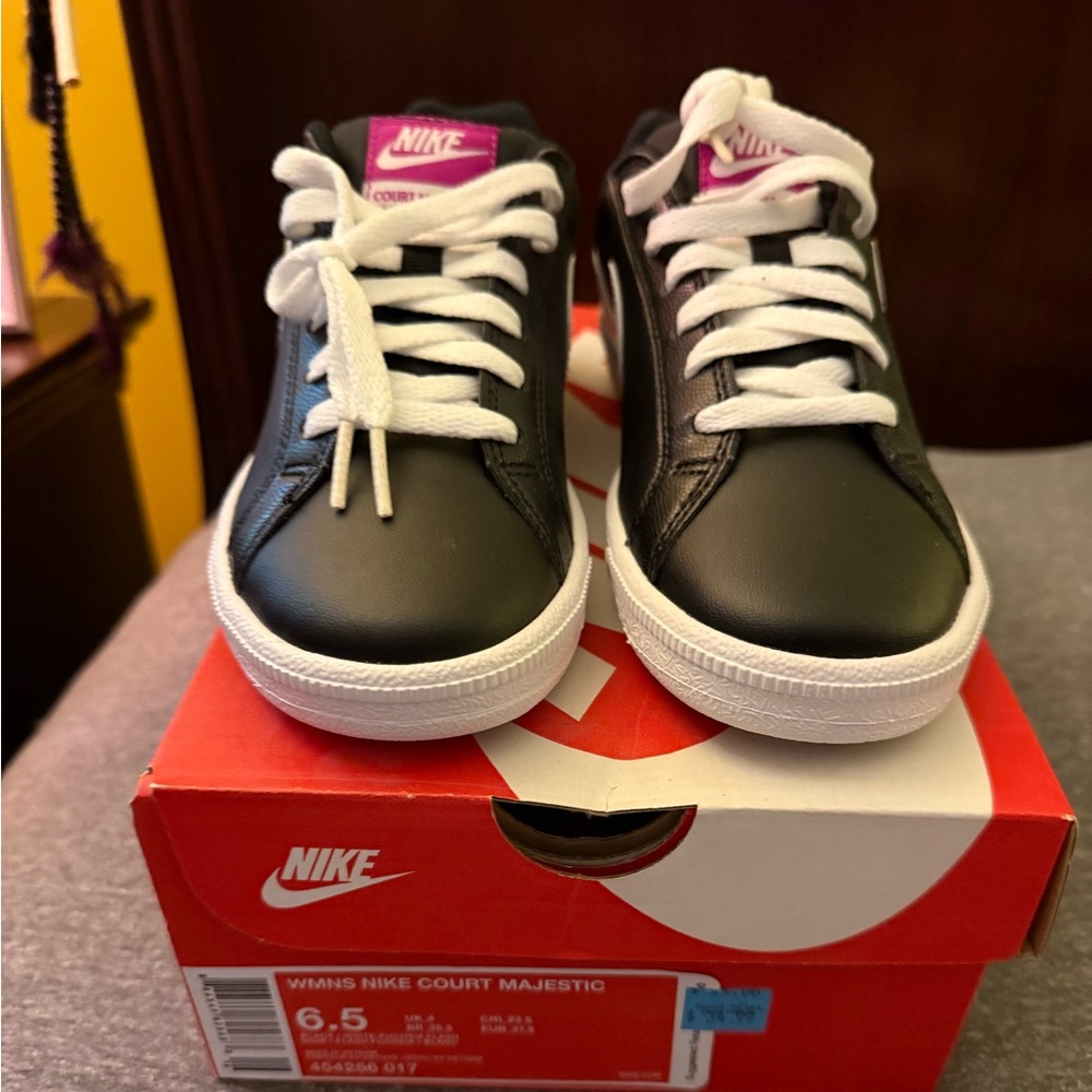 Nike Court Majestic Women’s 6.5 brand new